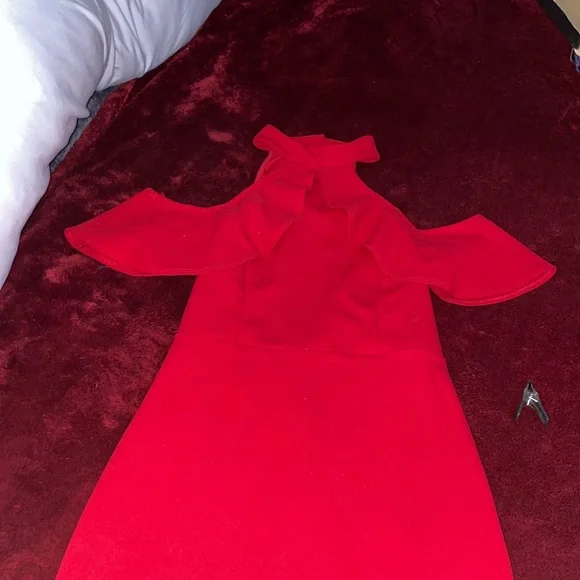 Elegant Red Off-Shoulder Dress - Picture 8 of 10